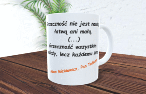 Kubek z cytatem: Grzeczność nie jest nauką łatwą ani małą