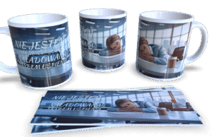 Kubek z napisem: Nie jestem zmęczony - jestem naładowany trybem uśpienia