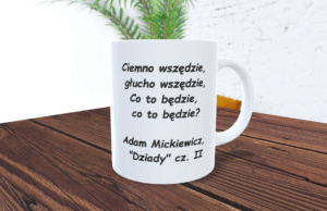 Ciemno wszędzie, głucho wszędzie, Co to będzie, co to będzie. Kubek z cytatem