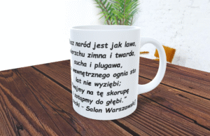 Nasz naród jak lawa, Z wierzchu zimna i twarda, sucha i plugawa. Kubek z cytatem